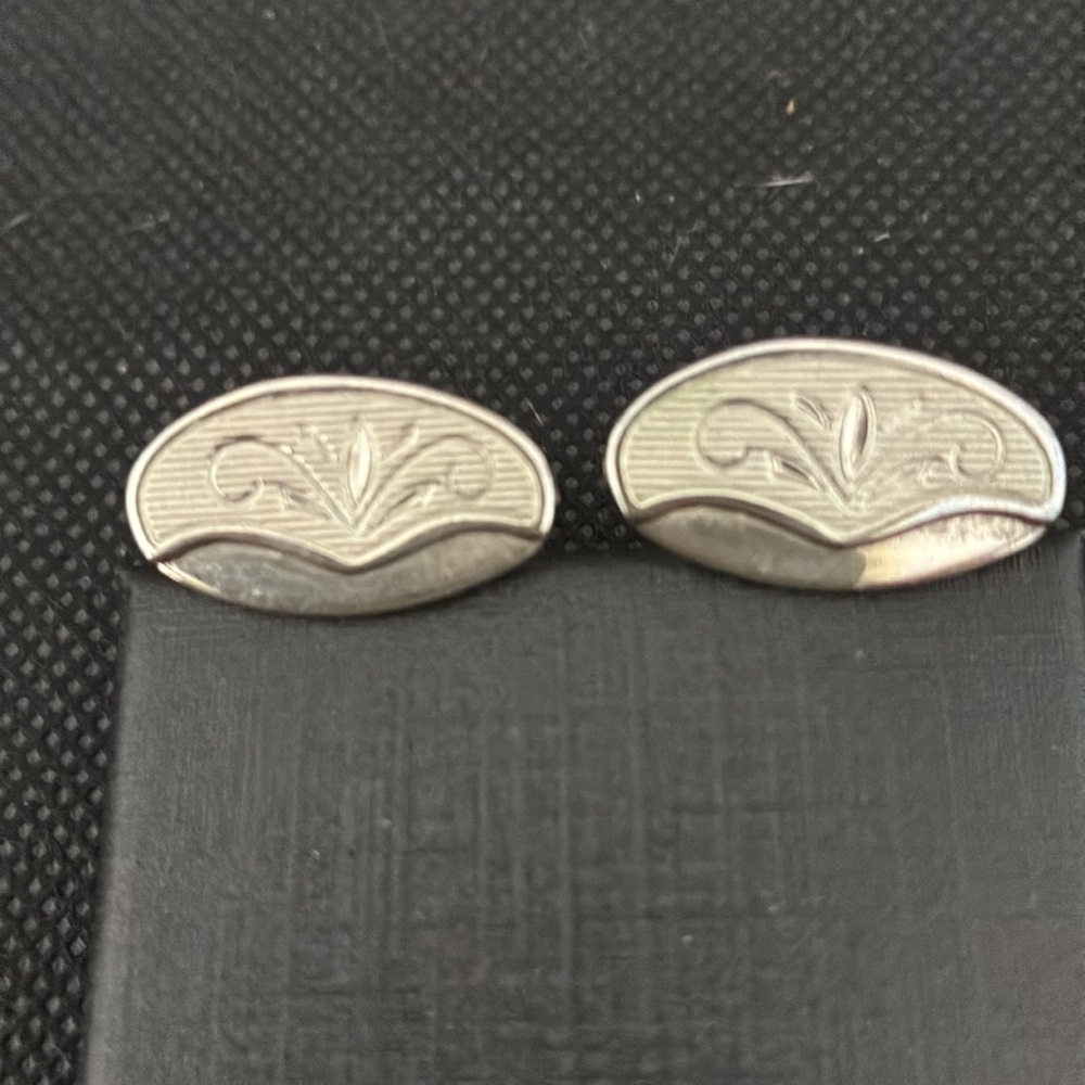 Set of 3 pair mens’ cufflinks. Sold as a set. 2 goldtone & 1 silvertone,# 454